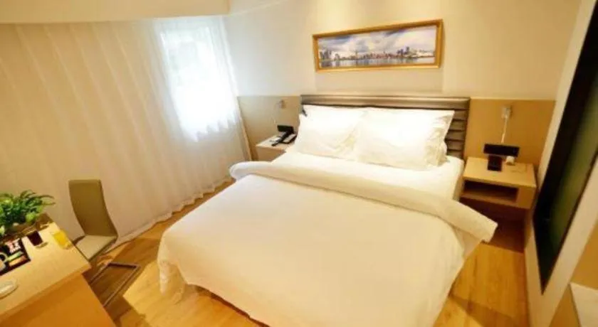 Bed in Metropolo Hotel Qingdao Wusi Square Xiaomaidao