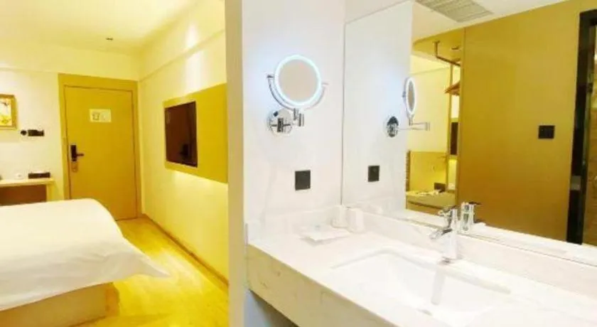 Bed in Metropolo Hotel Qingdao Wusi Square Xiaomaidao