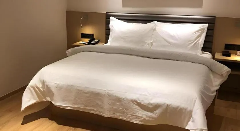 Bed in Metropolo Hotel Qingdao Wusi Square Xiaomaidao