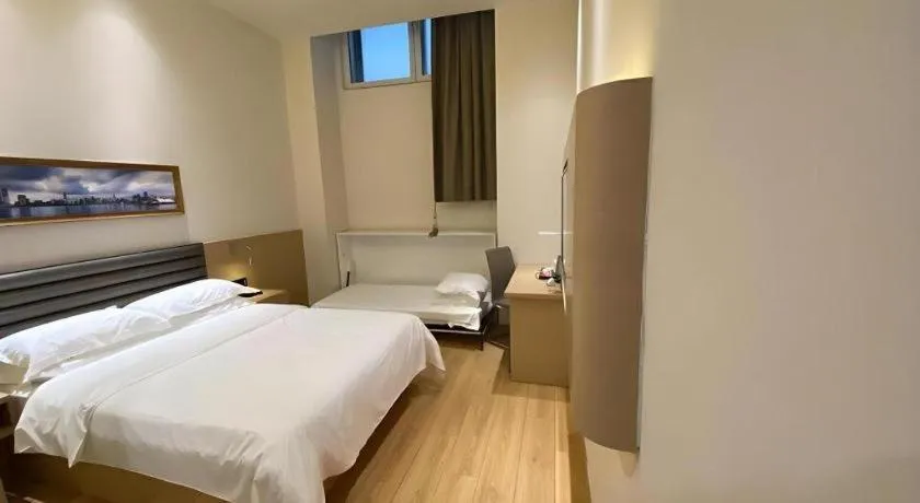 Bed in Metropolo Hotel Qingdao Wusi Square Xiaomaidao