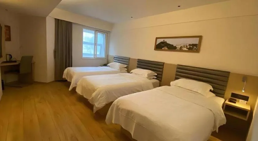 Bed in Metropolo Hotel Qingdao Wusi Square Xiaomaidao