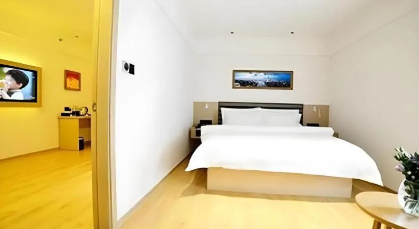 Bed in Metropolo Hotel Qingdao Wusi Square Xiaomaidao