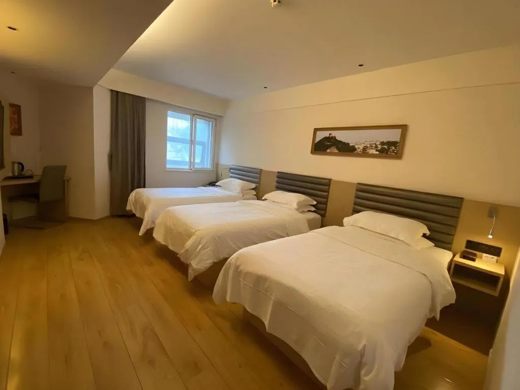 Bed in Metropolo Hotel Qingdao Wusi Square Xiaomaidao