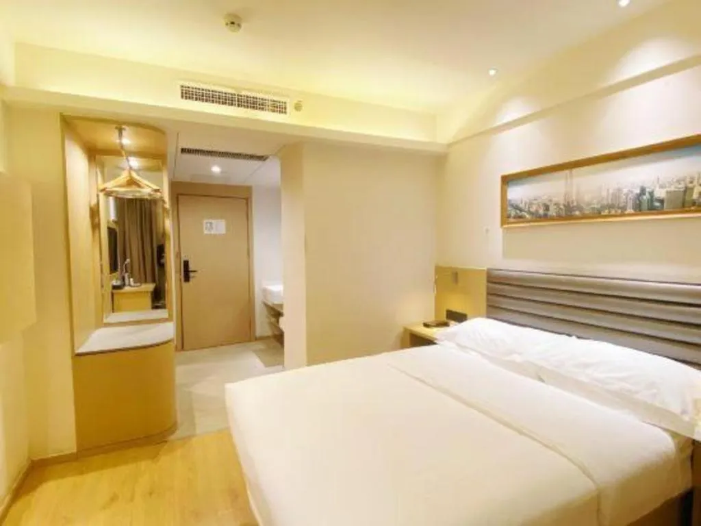 Bed in Metropolo Hotel Qingdao Wusi Square Xiaomaidao