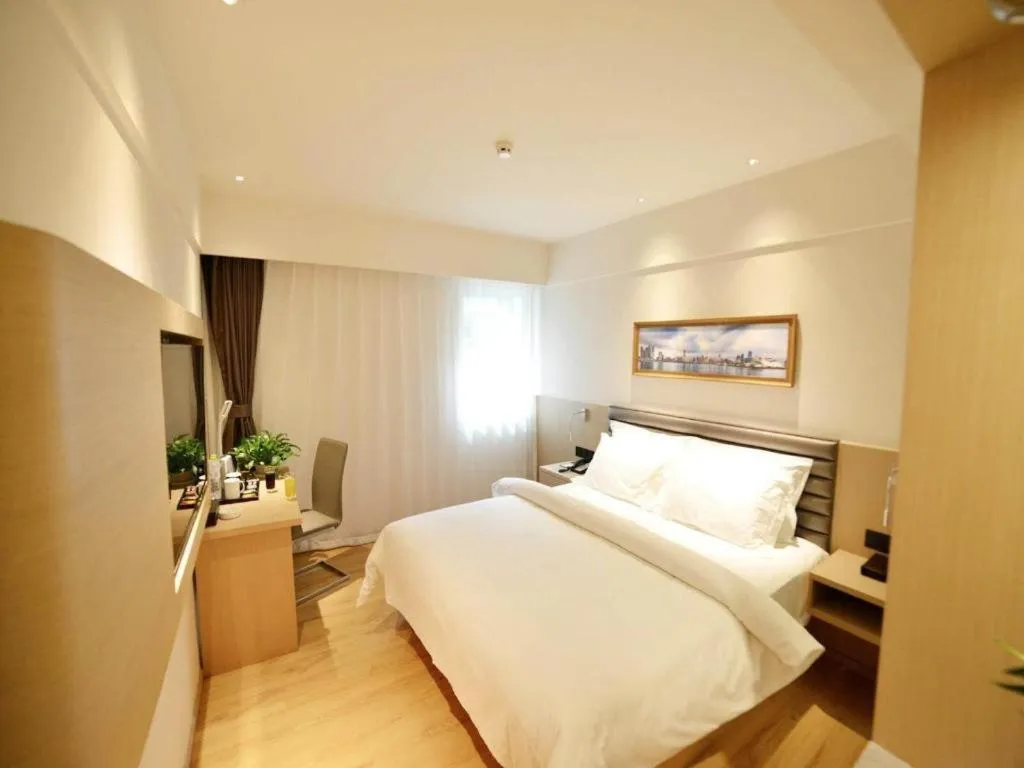 Bed in Metropolo Hotel Qingdao Wusi Square Xiaomaidao