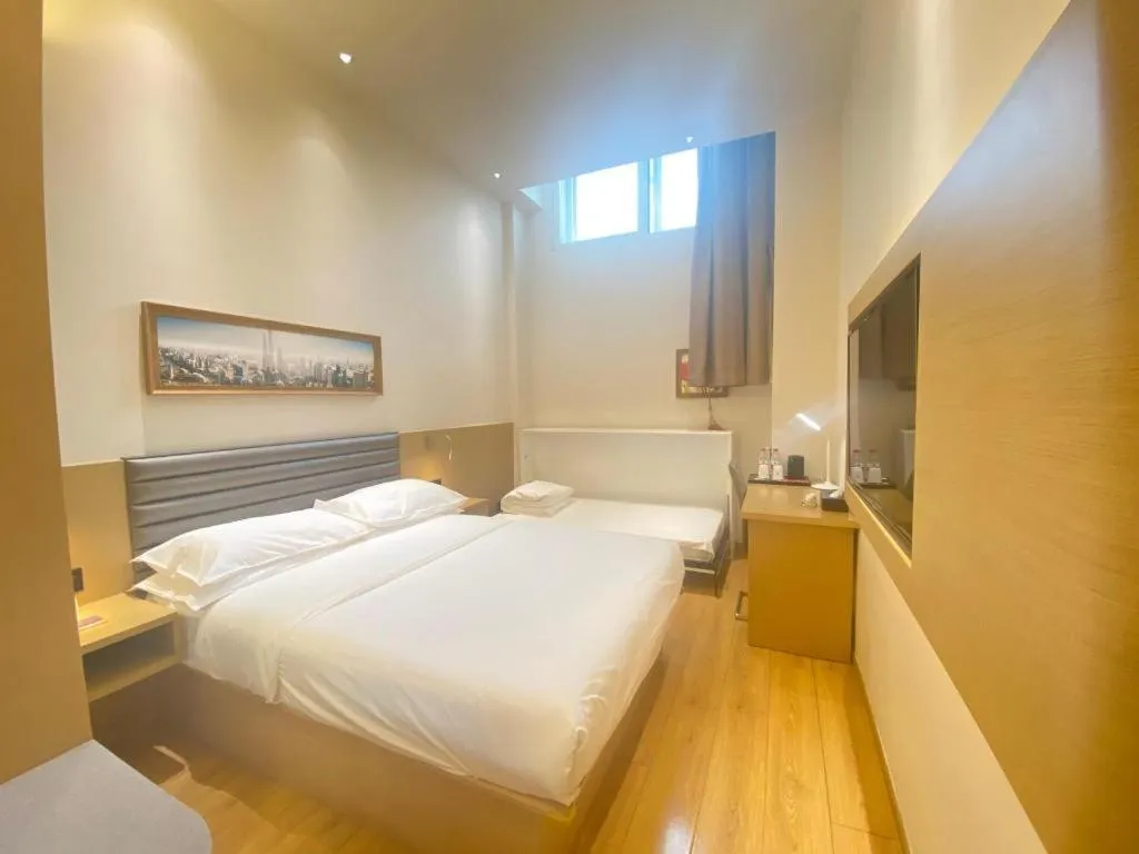 Bed in Metropolo Hotel Qingdao Wusi Square Xiaomaidao