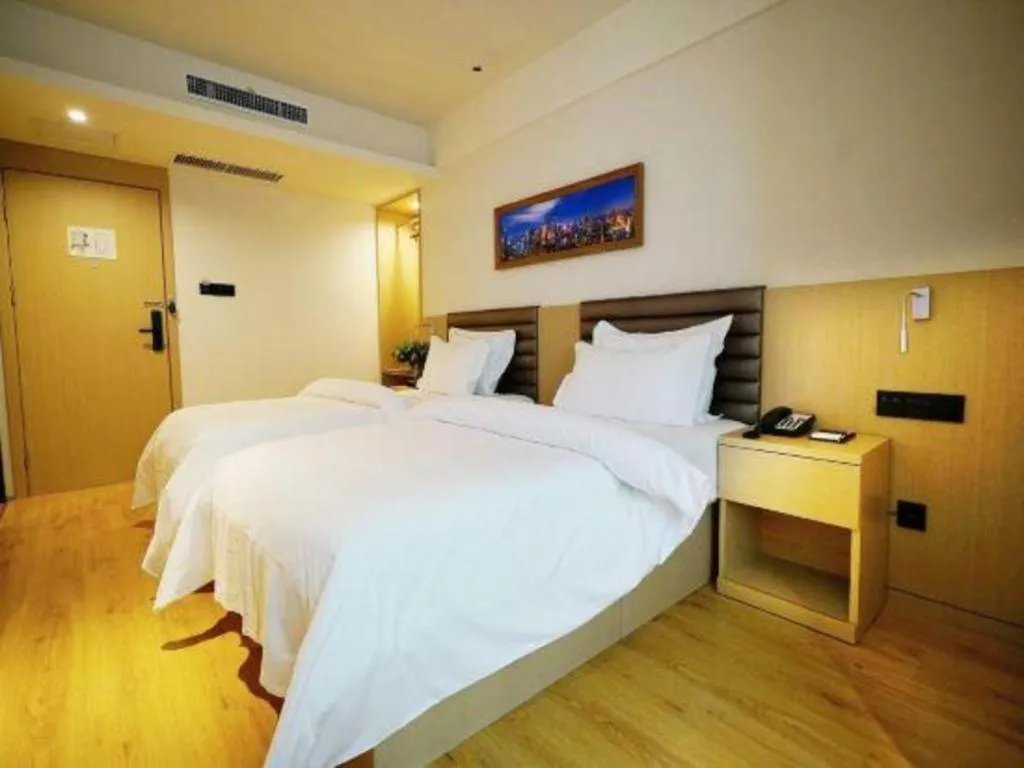 Bed in Metropolo Hotel Qingdao Wusi Square Xiaomaidao