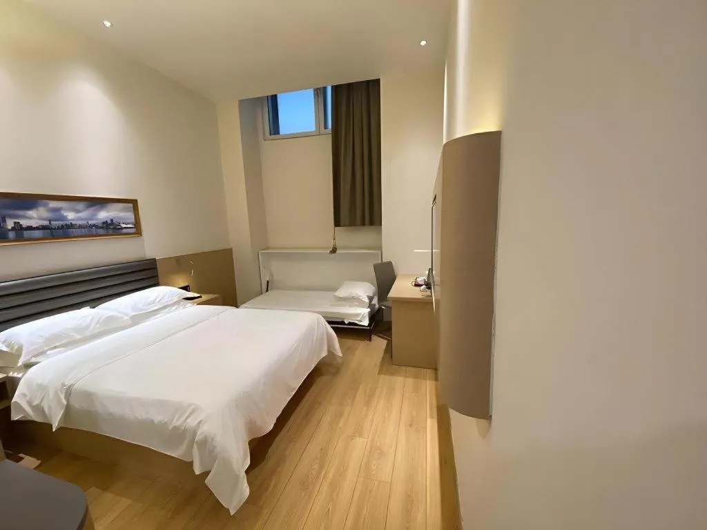 Bed in Metropolo Hotel Qingdao Wusi Square Xiaomaidao