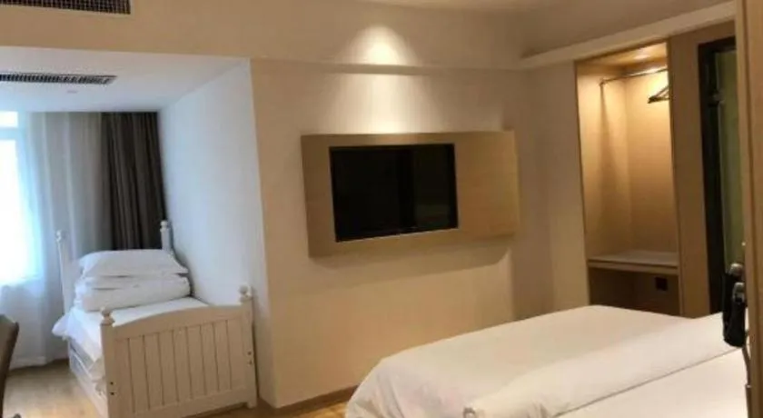 Bed in Metropolo Hotel Qingdao Wusi Square Xiaomaidao