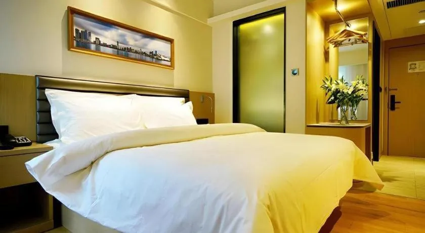 Bed in Metropolo Hotel Qingdao Wusi Square Xiaomaidao