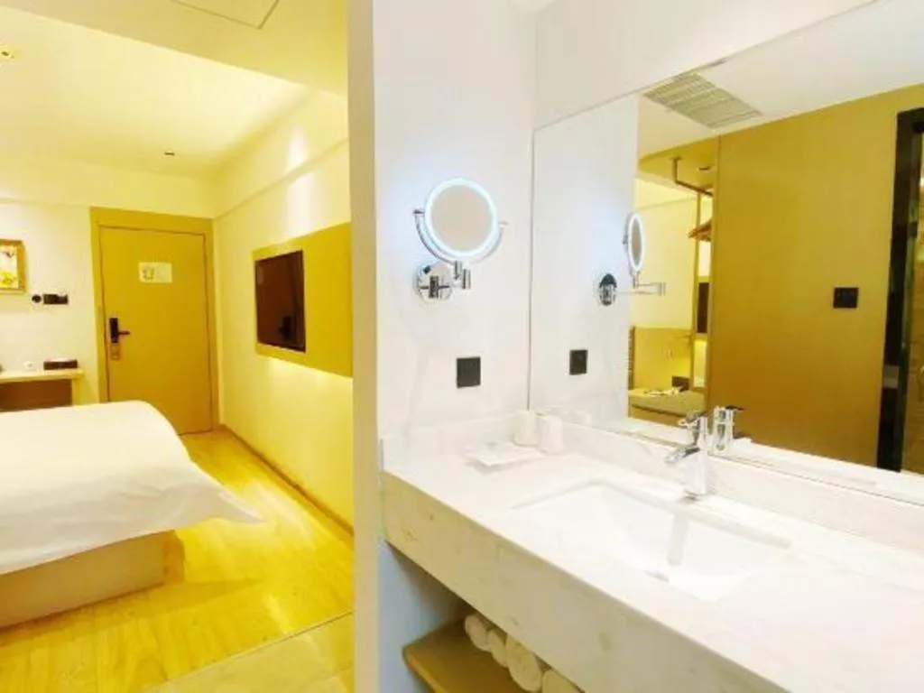 Bed in Metropolo Hotel Qingdao Wusi Square Xiaomaidao