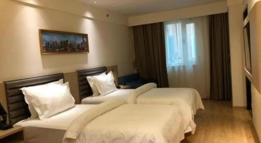 Bed in Metropolo Hotel Qingdao Wusi Square Xiaomaidao