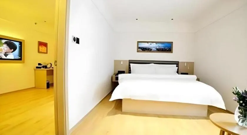 Bed in Metropolo Hotel Qingdao Wusi Square Xiaomaidao