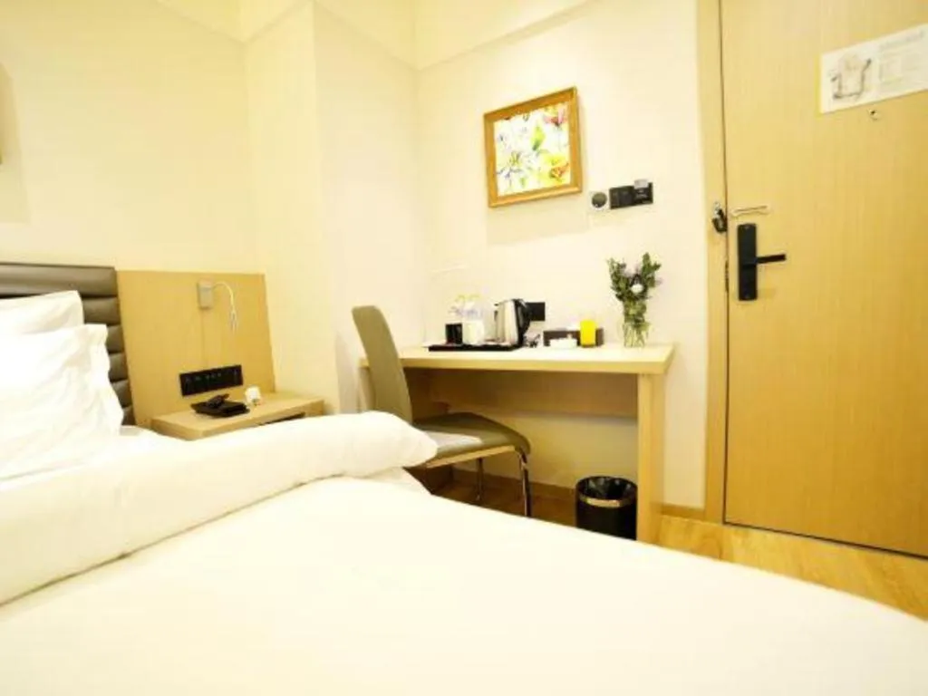 Bed in Metropolo Hotel Qingdao Wusi Square Xiaomaidao