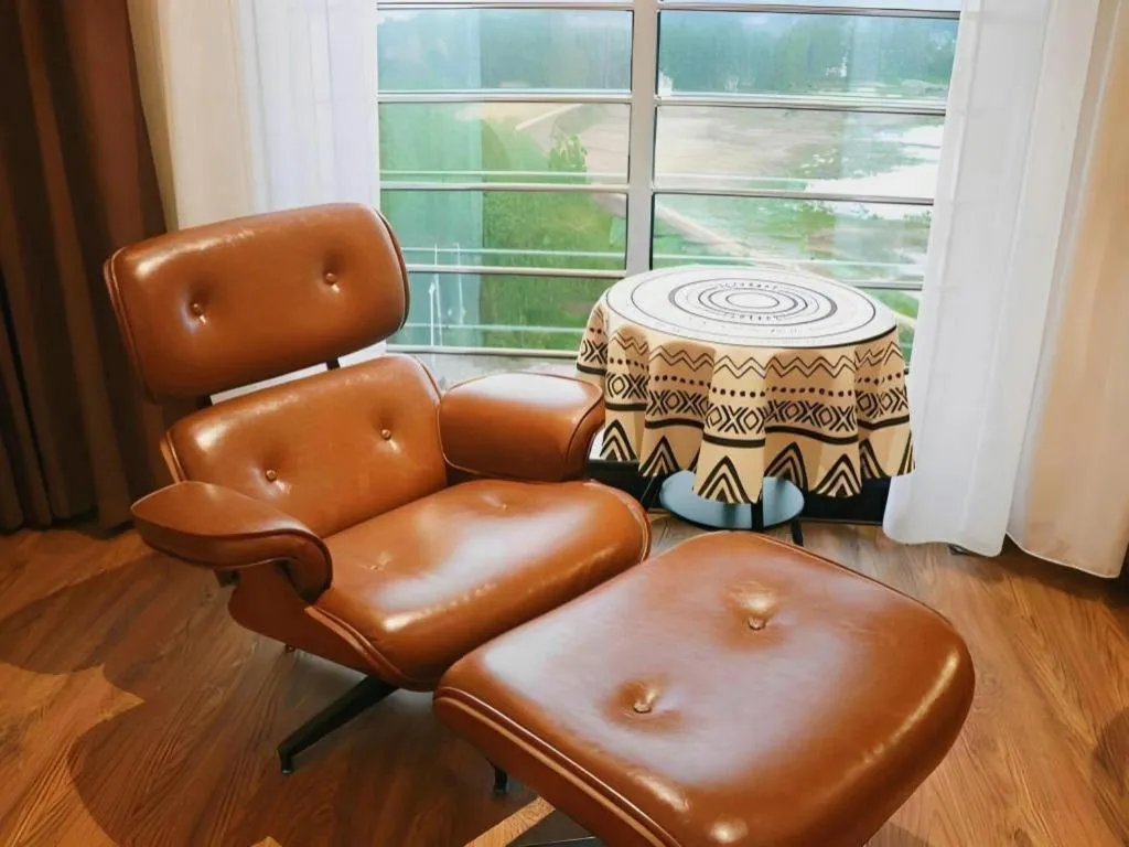 James Joyce Coffetel Xinyang Xixian Longhu Huayi