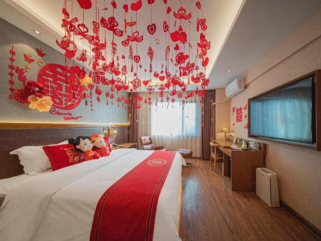 Bed in James Joyce Coffetel Xinyang Xixian Longhu Huayi