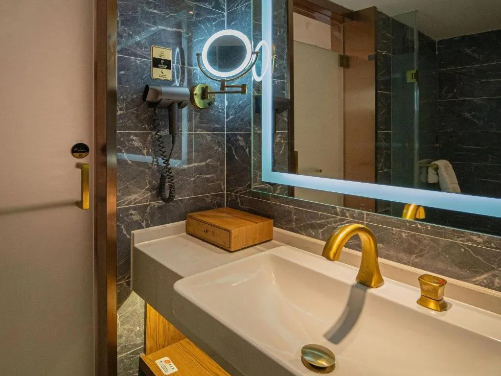 James Joyce Coffetel Xinyang Xixian Longhu Huayi