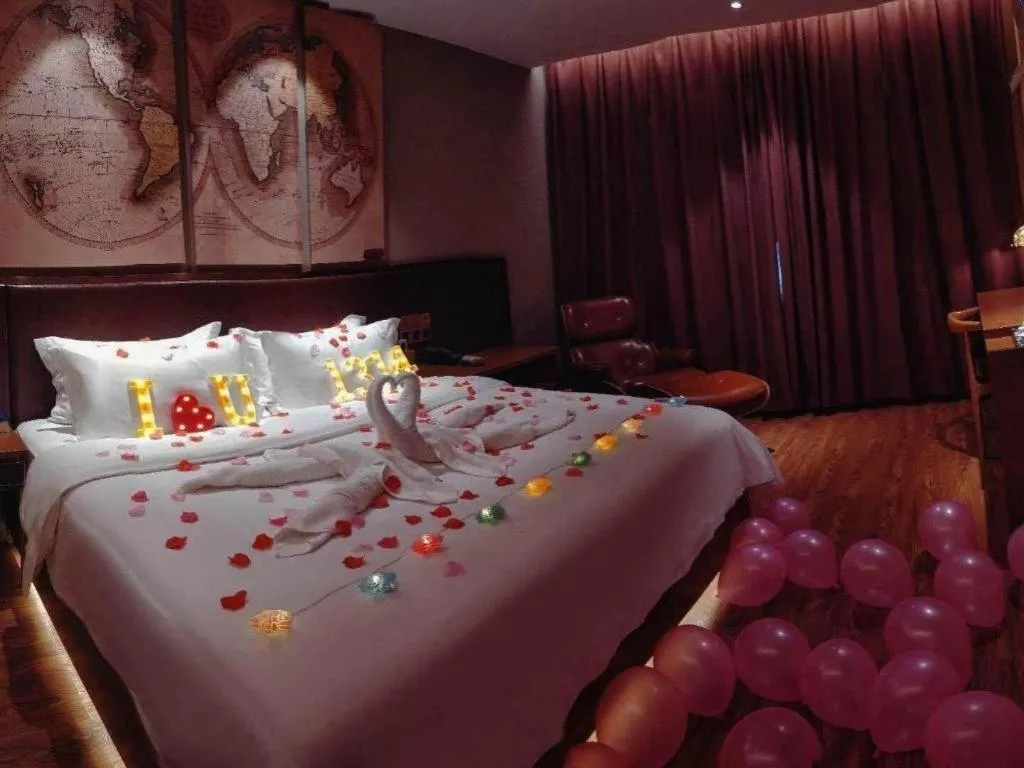 Bed in James Joyce Coffetel Xinyang Xixian Longhu Huayi