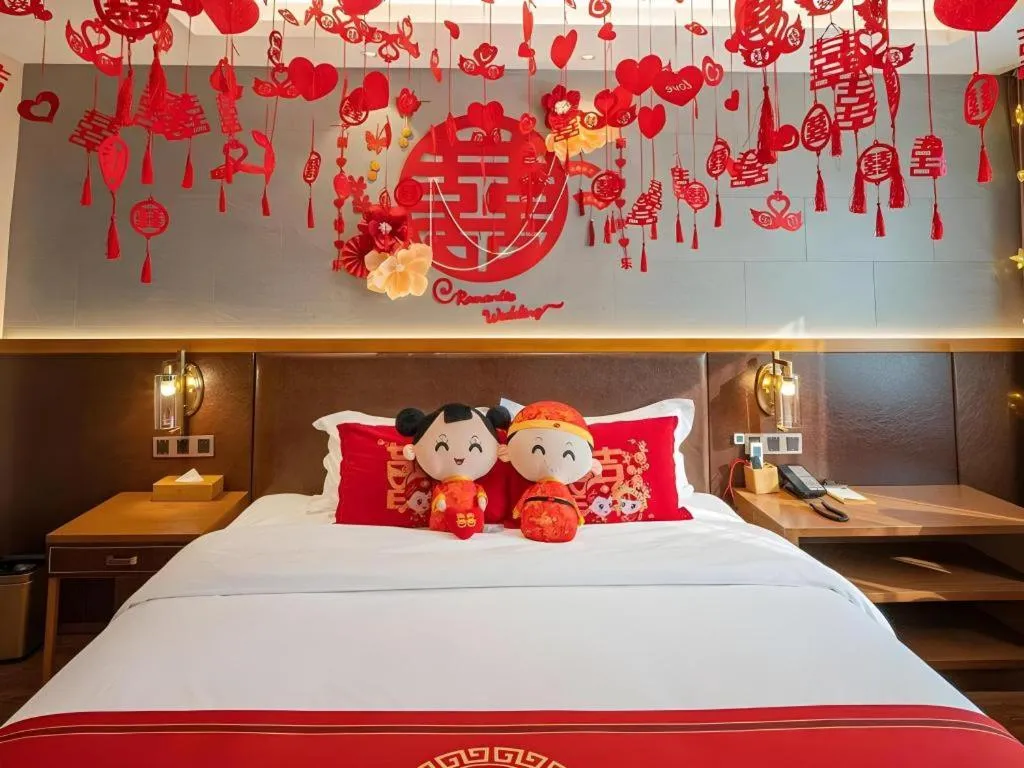Bed in James Joyce Coffetel Xinyang Xixian Longhu Huayi
