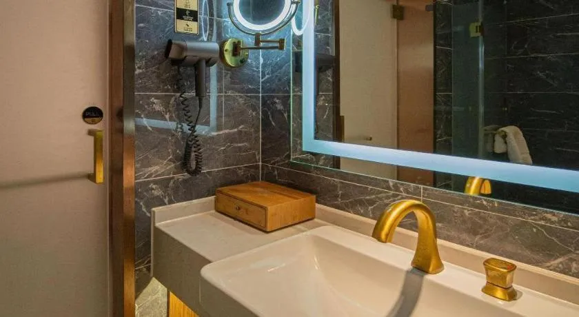 James Joyce Coffetel Xinyang Xixian Longhu Huayi