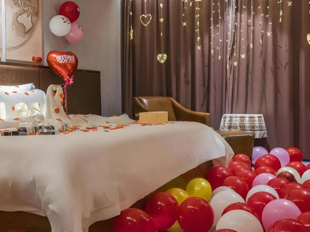 Bed in James Joyce Coffetel Xinyang Xixian Longhu Huayi