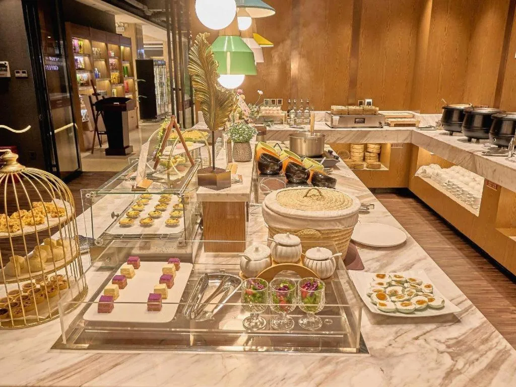 James Joyce Coffetel Xinyang Xixian Longhu Huayi