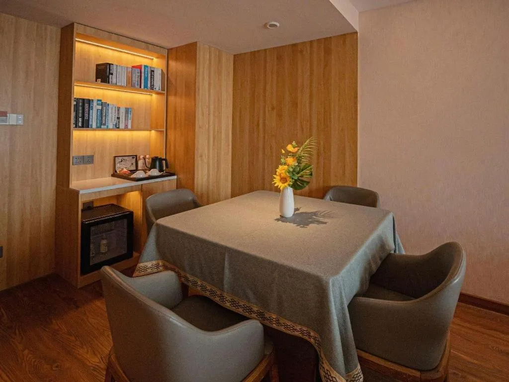 James Joyce Coffetel Xinyang Xixian Longhu Huayi