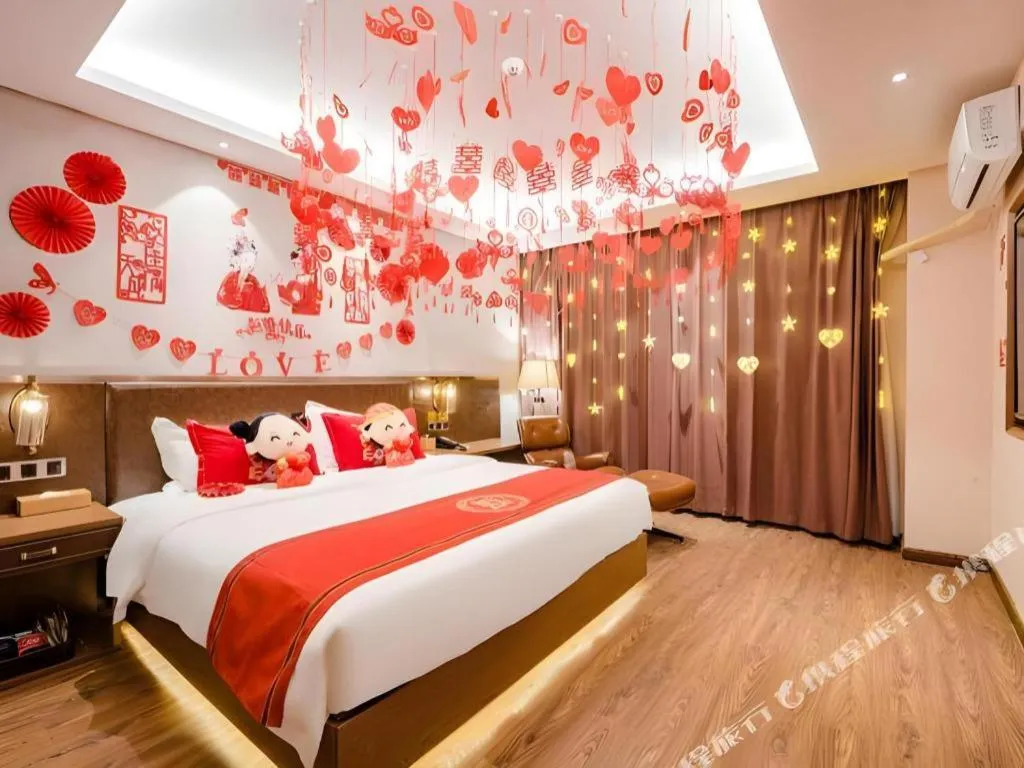 Bed in James Joyce Coffetel Xinyang Xixian Longhu Huayi