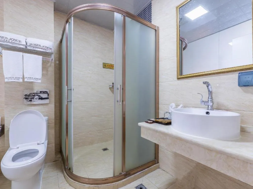 James Joyce Coffetel Dali Erhai Wetland Park