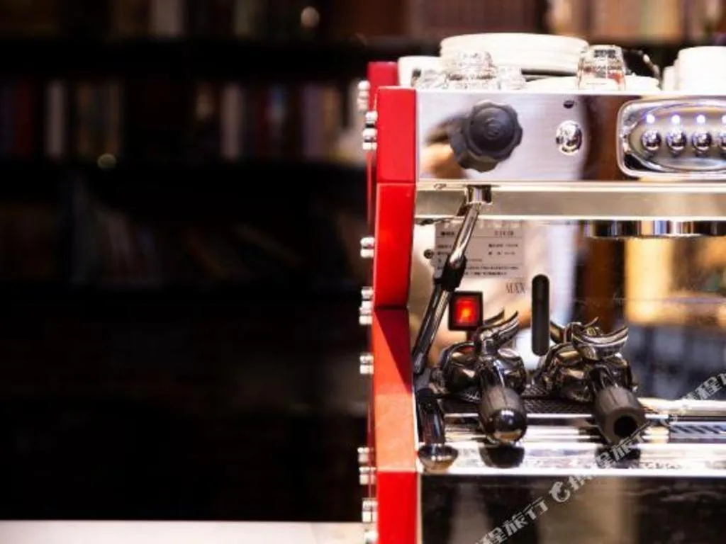 James Joyce Coffetel Dali Erhai Wetland Park