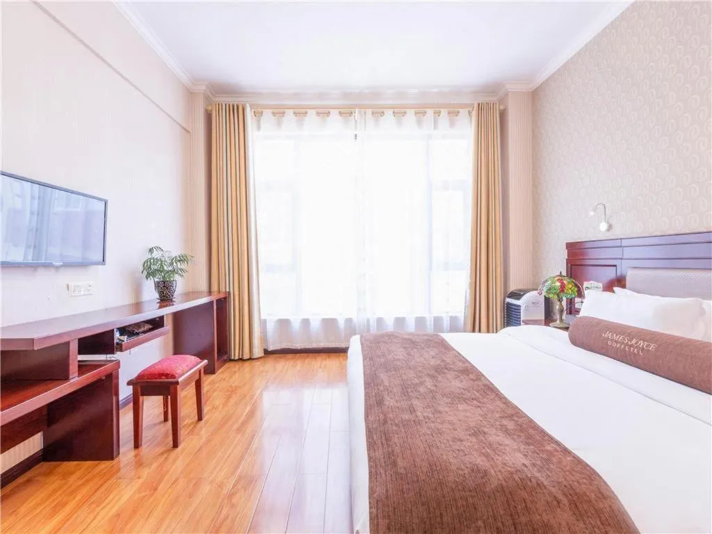 Bed in James Joyce Coffetel Dali Erhai Wetland Park