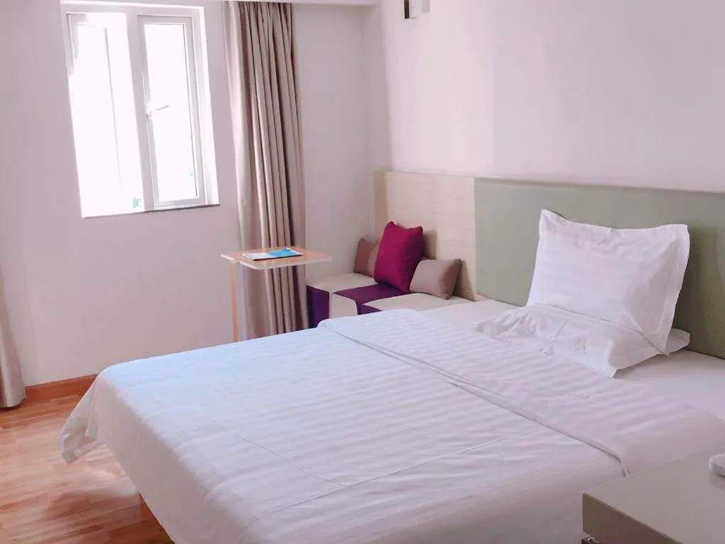 Bed in 7Days Inn Shenzhen Longgang Nanlian Metro Station Branch
