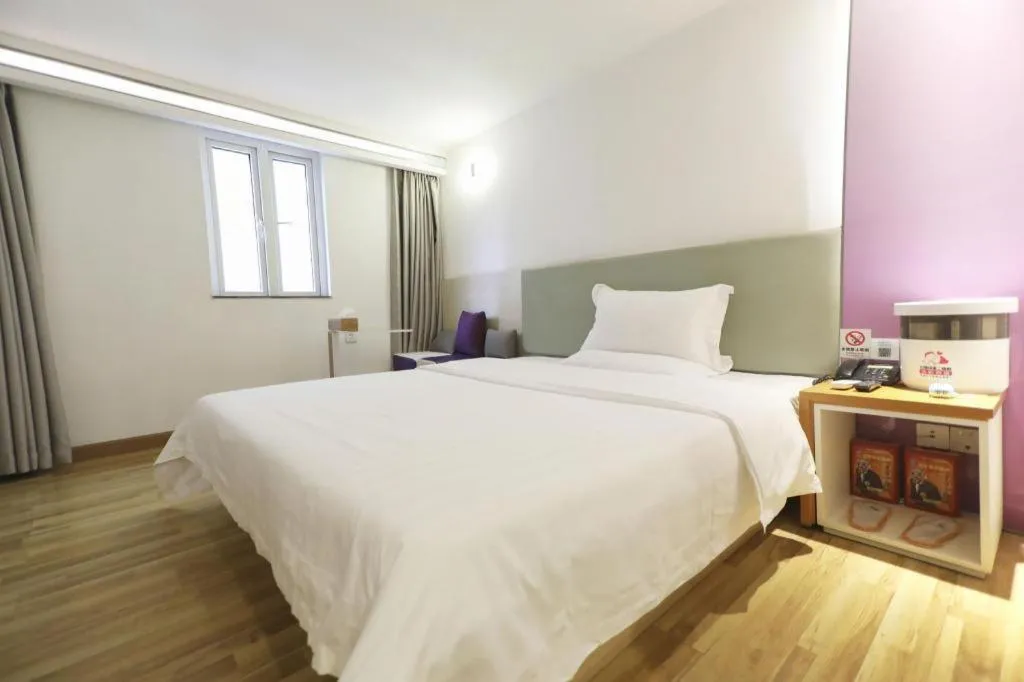 Bed in 7Days Inn Shenzhen Longgang Nanlian Metro Station Branch