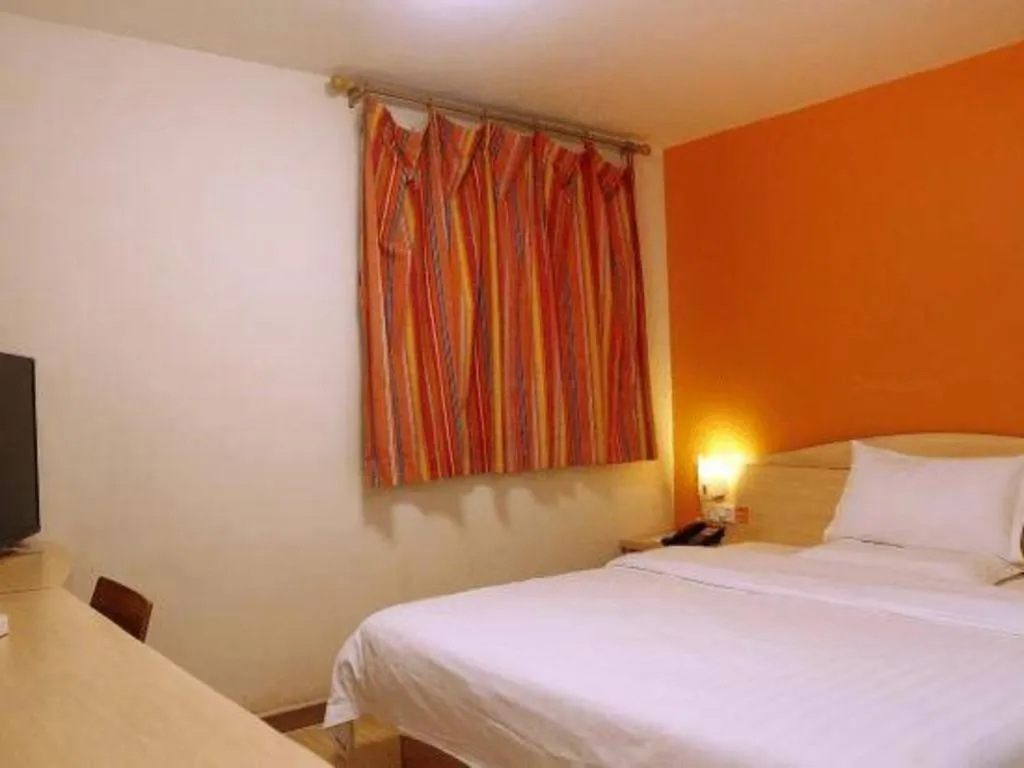 Bed in 7Days Inn Shenzhen Longgang Nanlian Metro Station Branch