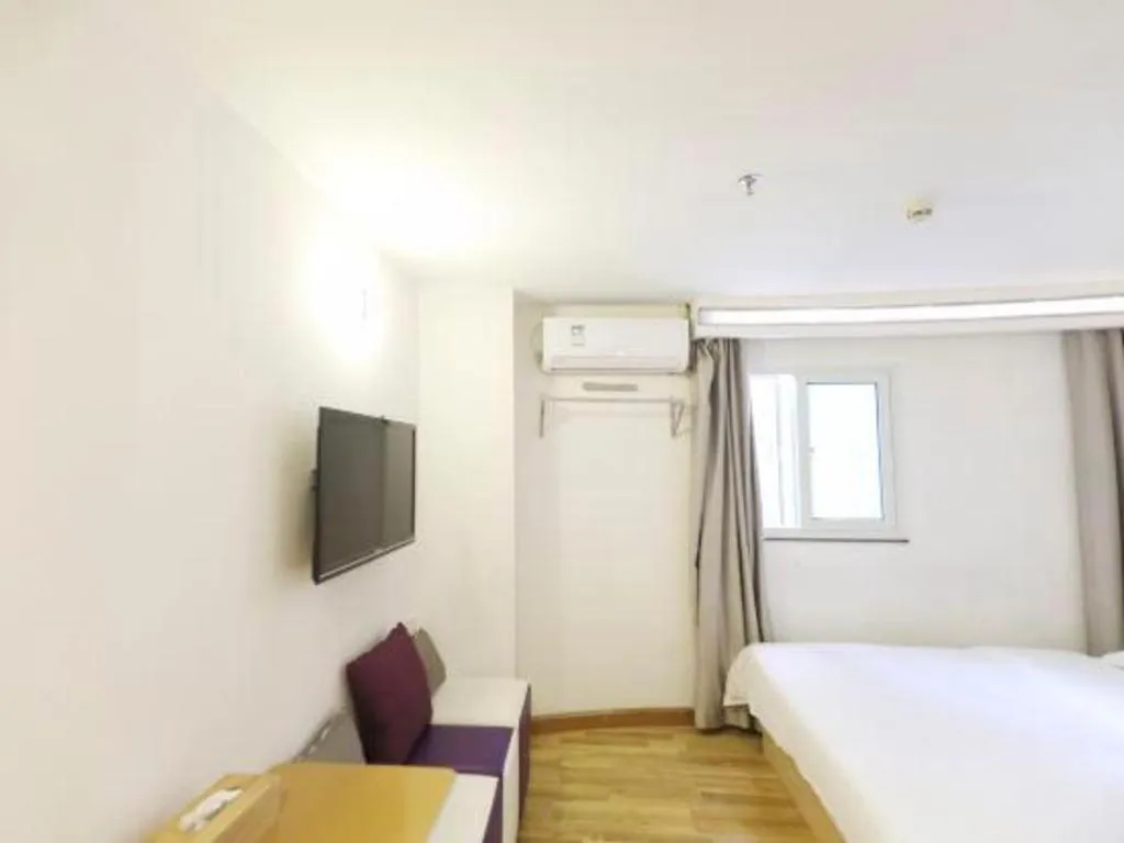 Bed in 7Days Inn Shenzhen Longgang Nanlian Metro Station Branch