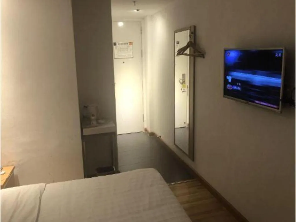 Bed in 7Days Inn Shenzhen Longgang Nanlian Metro Station Branch