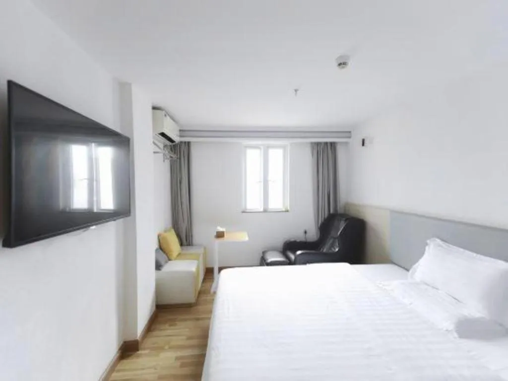 Bed in 7Days Inn Shenzhen Longgang Nanlian Metro Station Branch