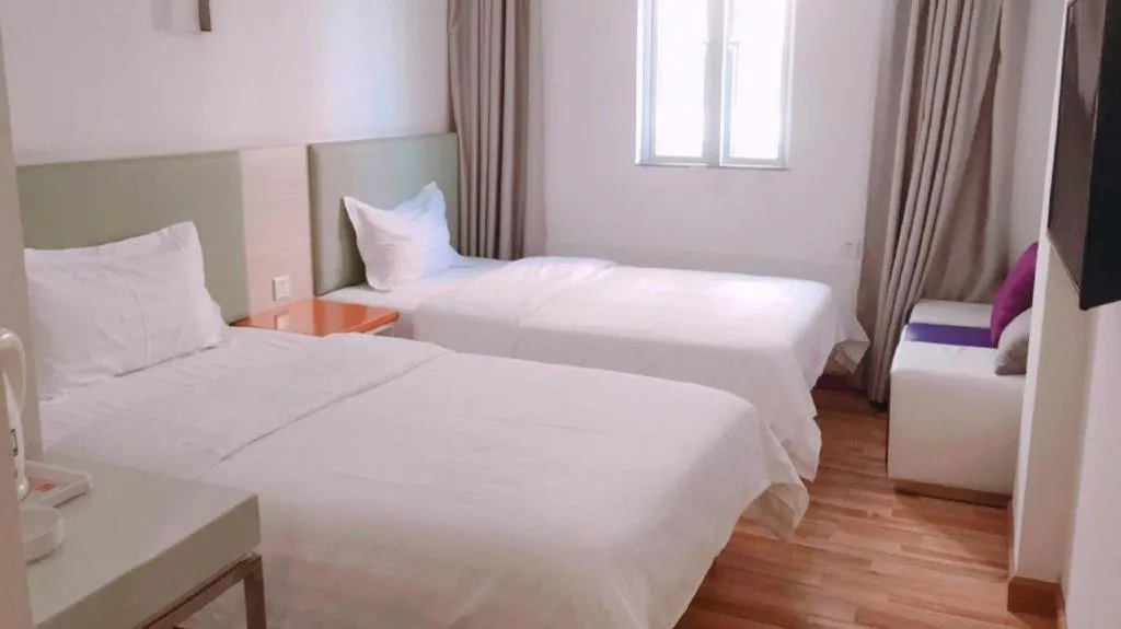 Bed in 7Days Inn Shenzhen Longgang Nanlian Metro Station Branch