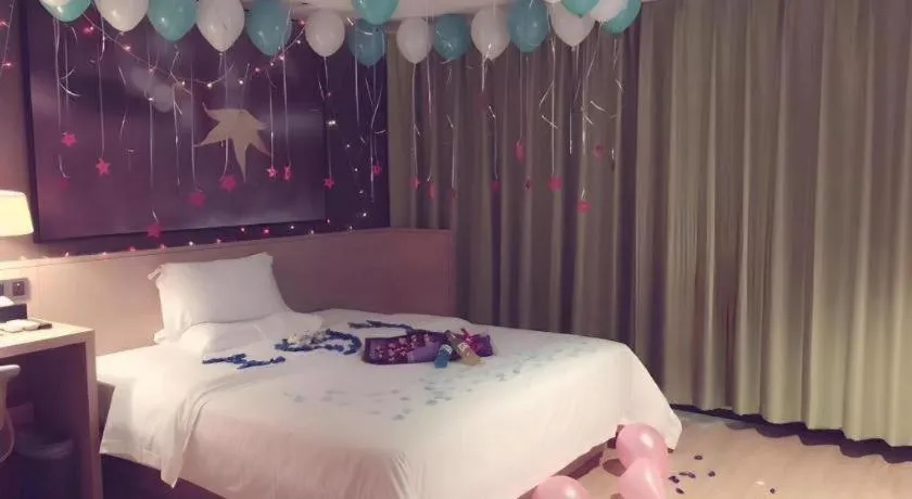 Bed in IU Hotels Guangzhou Panyu Dashi Chimelong Safari Park