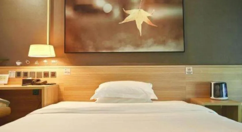 Bed in IU Hotel Chengdu Jianyang Xiongzhou Plaza