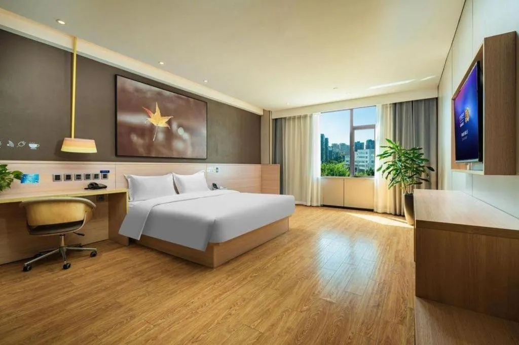 Bed in IU Hotel Chengdu Jianyang Xiongzhou Plaza