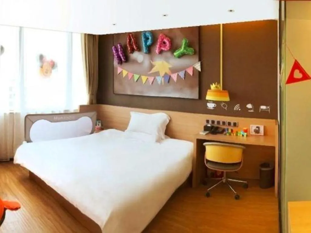 Bed in IU Hotel Chengdu Jianyang Xiongzhou Plaza