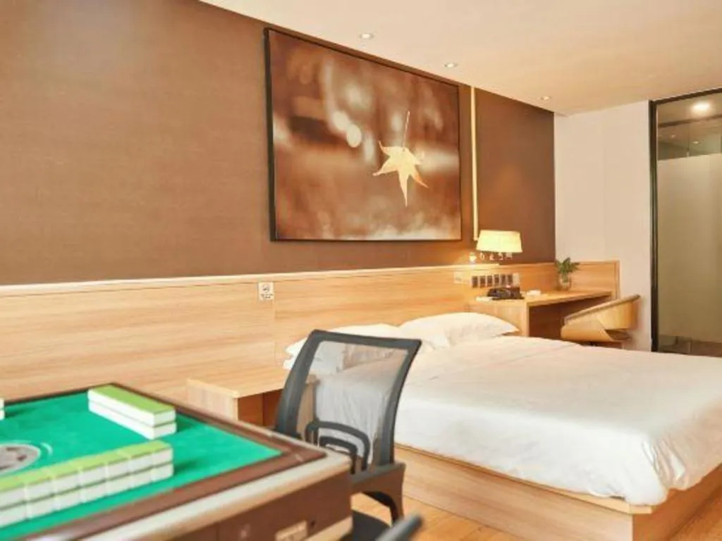 Bed in IU Hotel Chengdu Jianyang Xiongzhou Plaza