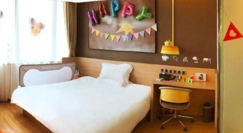 Bed in IU Hotel Chengdu Jianyang Xiongzhou Plaza