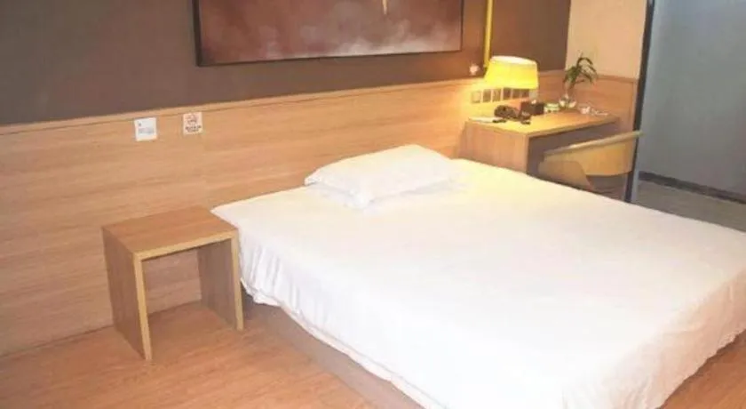 Bed in IU Hotel Chengdu Jianyang Xiongzhou Plaza