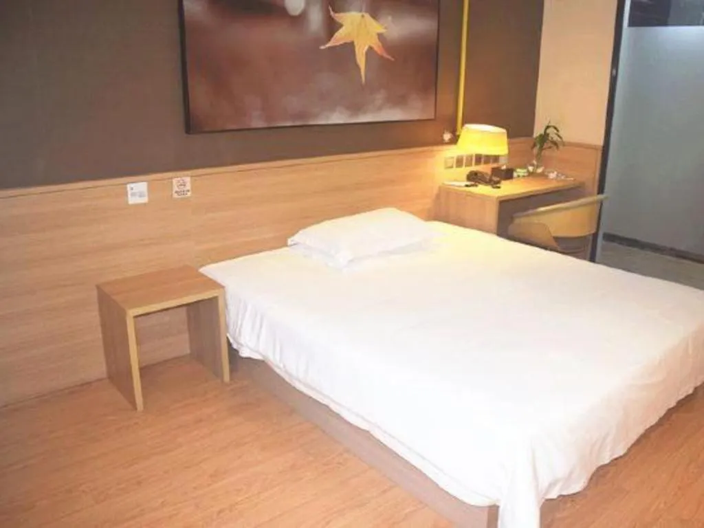Bed in IU Hotel Chengdu Jianyang Xiongzhou Plaza