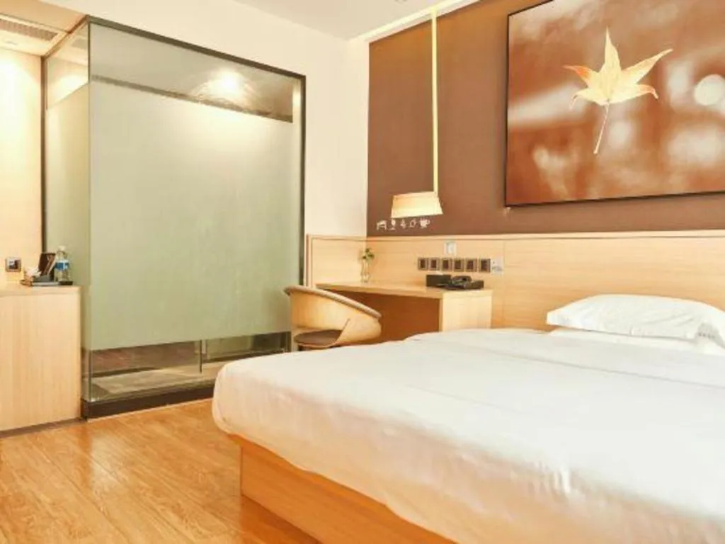 Bed in IU Hotel Chengdu Jianyang Xiongzhou Plaza