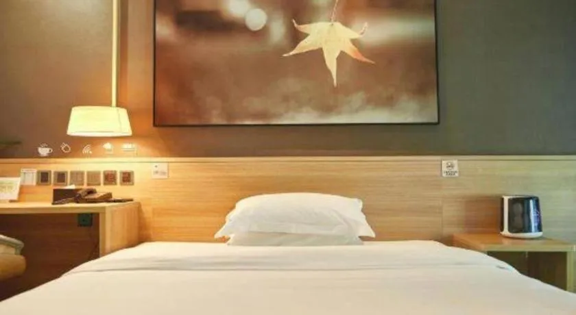 Bed in IU Hotel Chengdu Jianyang Xiongzhou Plaza