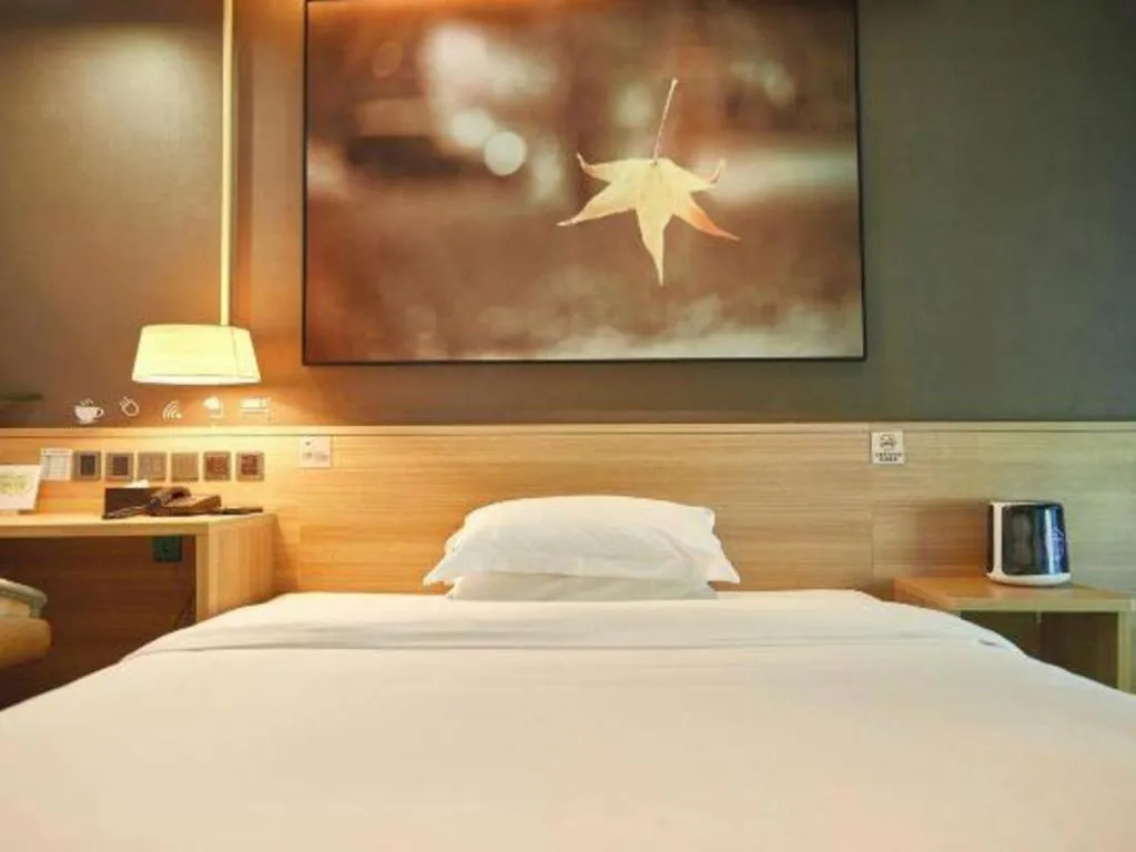 Bed in IU Hotel Chengdu Jianyang Xiongzhou Plaza