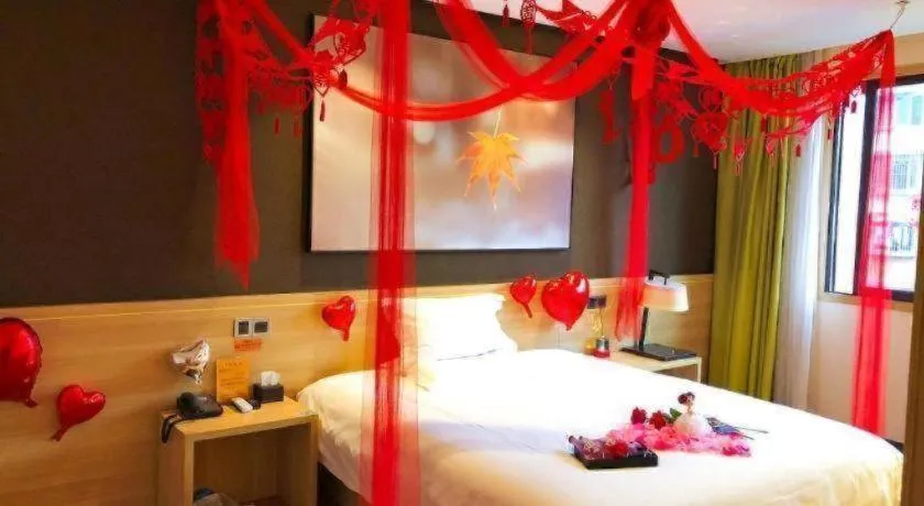 Bed in IU Hotel Chongqing Jiangbei International Airport